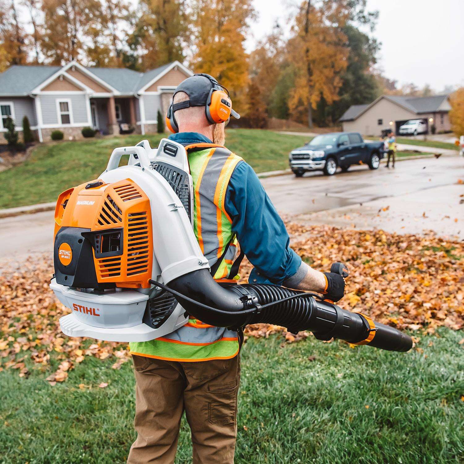The 6 Best Gas-Powered Leaf Blowers, According to Experts (Lightweight & Handheld Models)