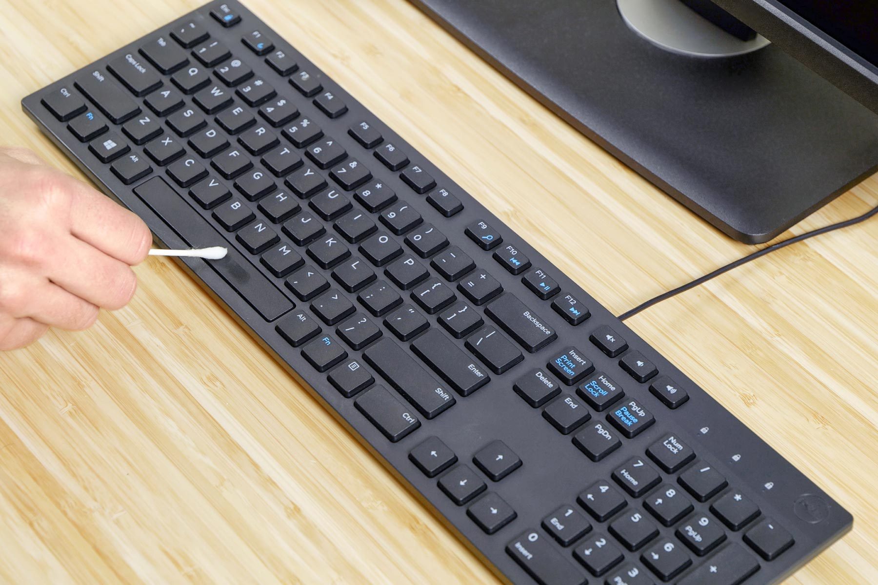 How To Clean A Computer Screen And Keyboard Cleaning keys