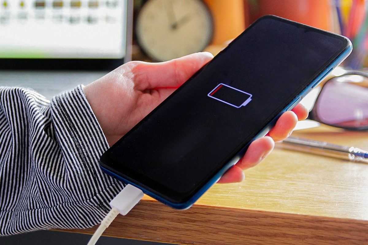 7 Reasons Your Phone Isn't Charging Gettyimages 2063243284