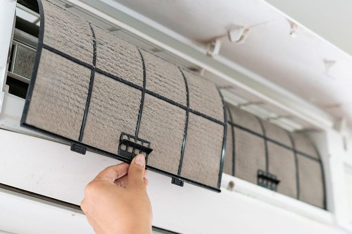 Cleaning the air conditioner filter